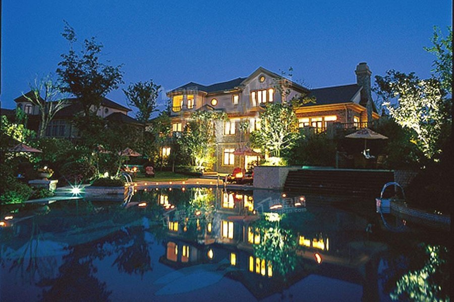 山河水别墅由南京鸿信房地产开发有限公司投资,由南京瑞基房地产开发