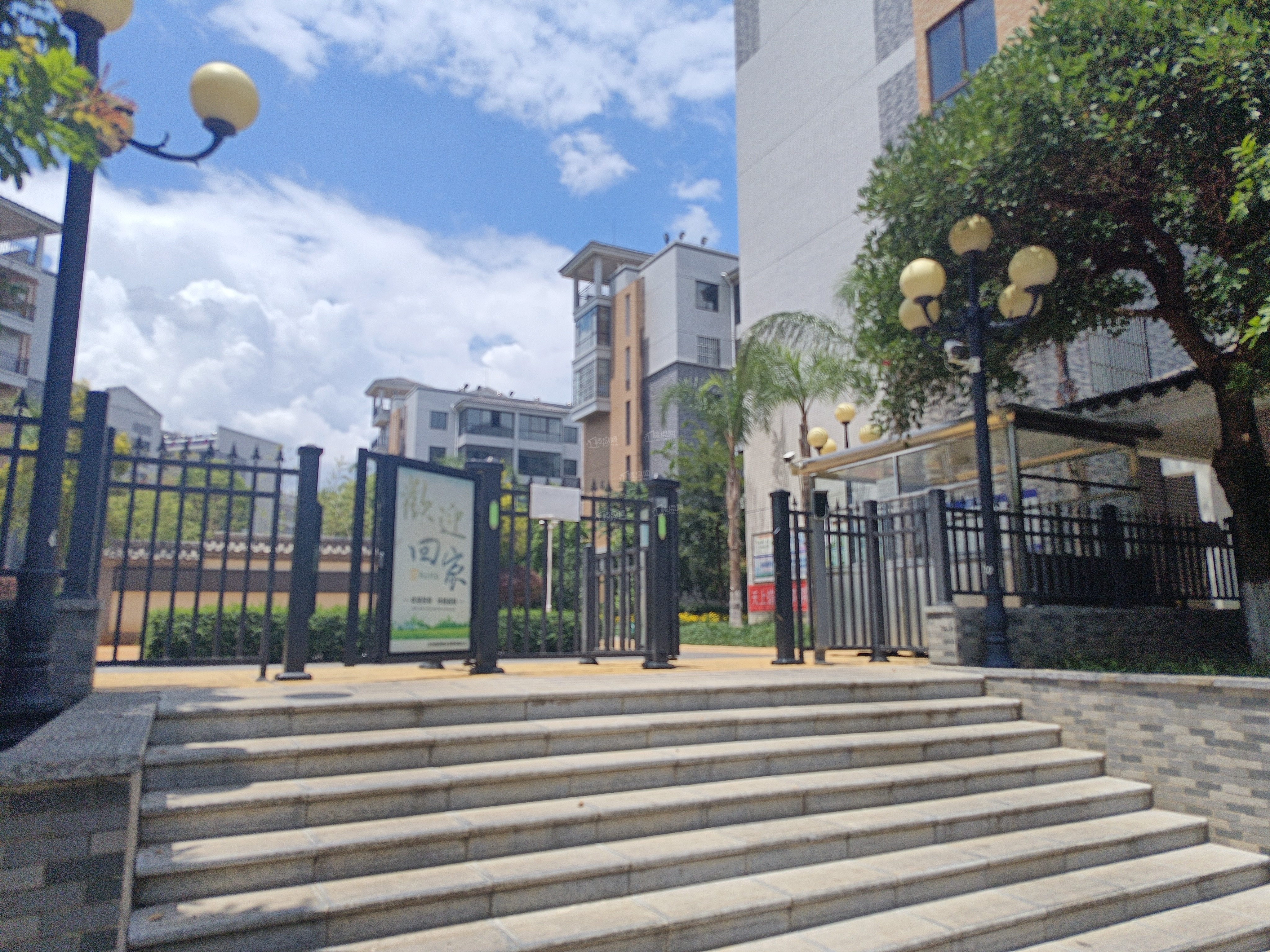 昌乐社区石林万城阿诗玛旅游小镇的房子物业服务行不行？有购物中心吗？