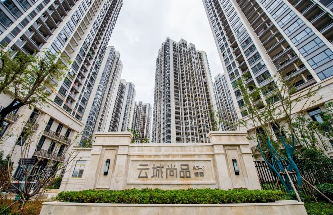 贵阳7月买房云城尚品（二手房）、海伦堡太阳湖人才小镇对比哪个好?