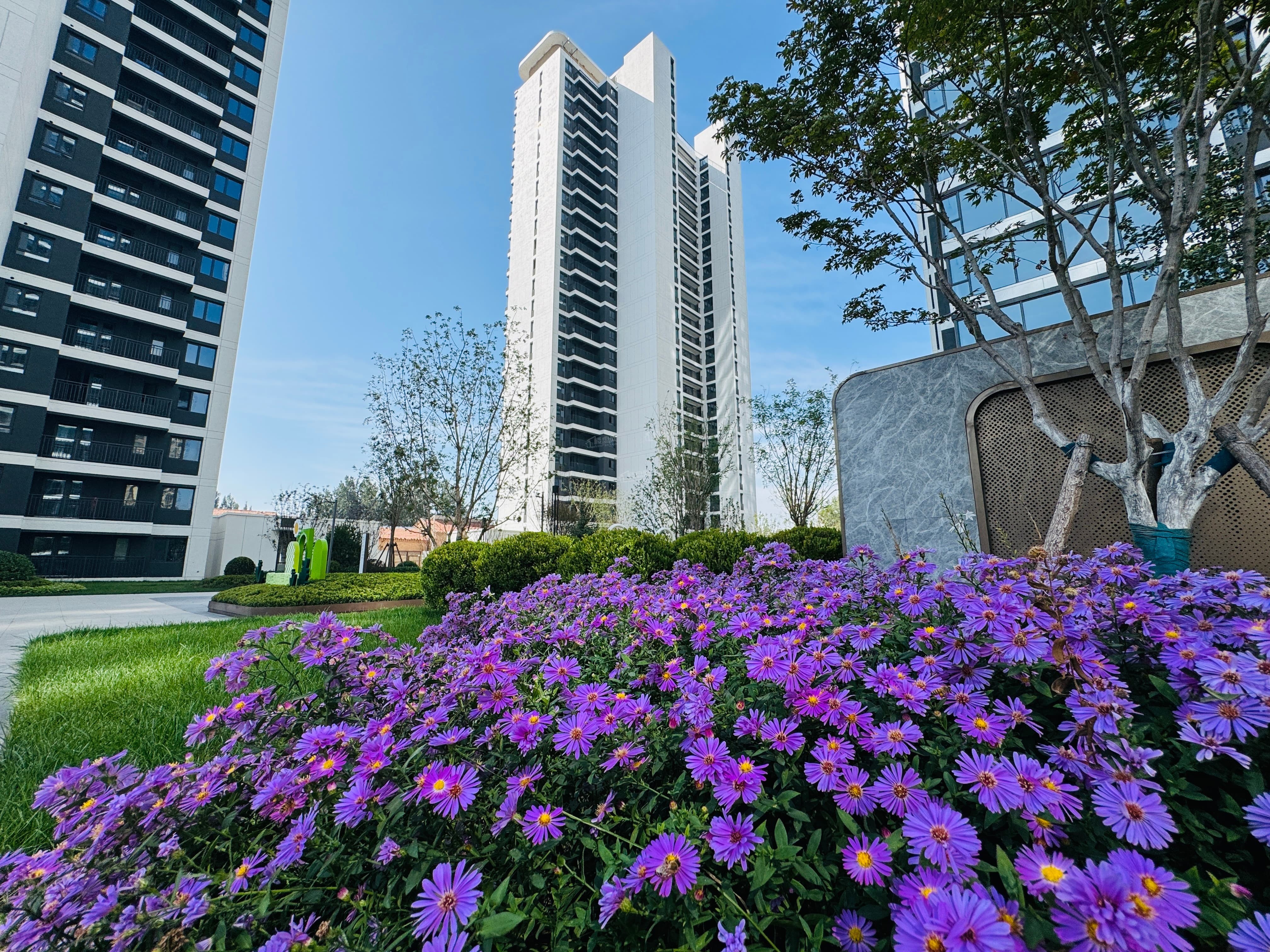 2026年固安在售楼盘绿地光屿森林、富方园对比哪个好?