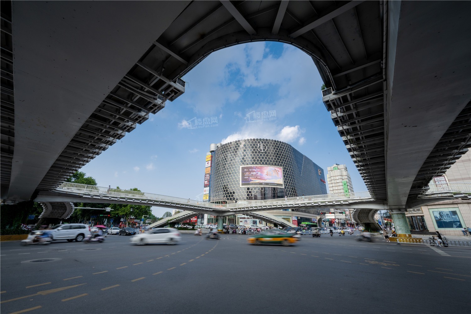 人文:南陽府衙,人民公園,武侯祠景區,張衡博物館等,盛納一座城市的