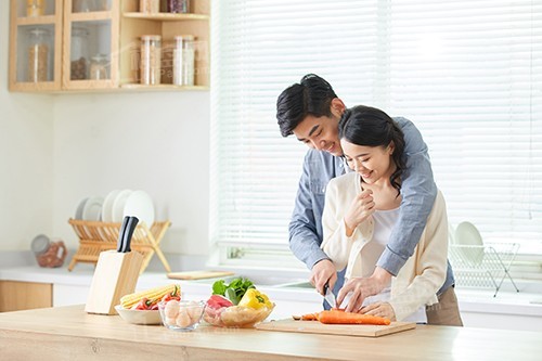 摄图网_501556024_年轻夫妻在厨房一起备菜（企业商用）.jpg