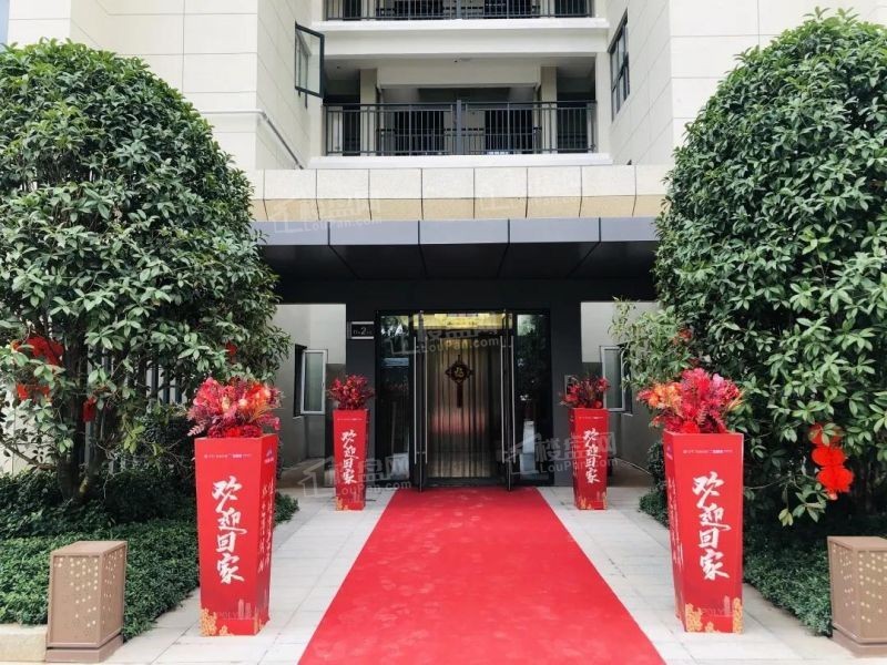 实力开发商交房也是给足了排面,从入户到小区内部都是满满的仪式感