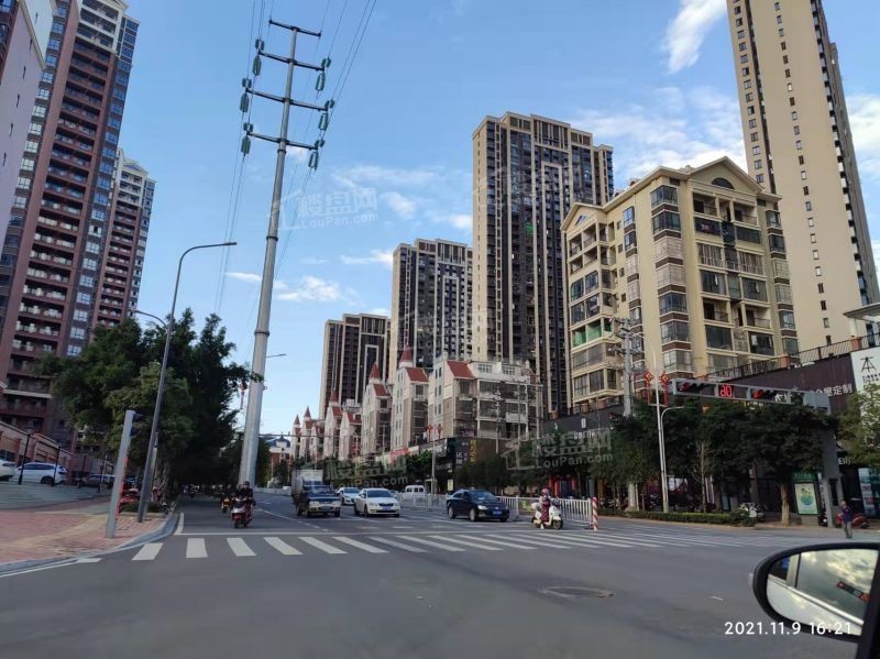 正荣悦玺位于现在新房市场大热的蓉江新区,紧邻武陵大道,交通和位置都