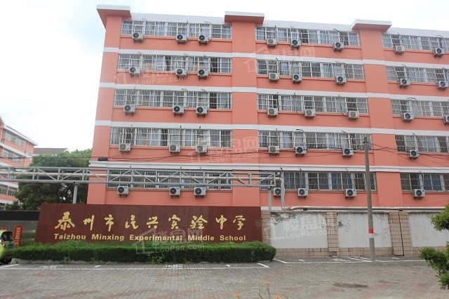 紫荆城项目紧邻泰州市民兴实验中学,就学极为方便,往南不远有泰州市