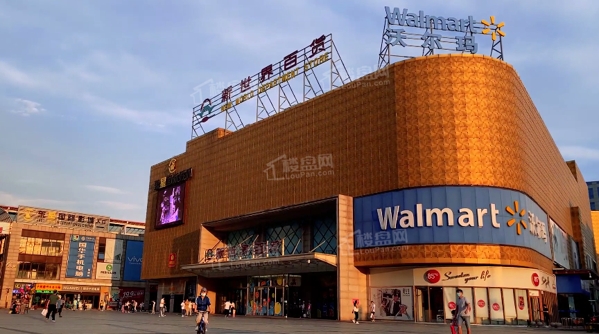 超市及金燕综合市场,满足您日常生活所需;项目东南侧有鑫乐汇购物广场