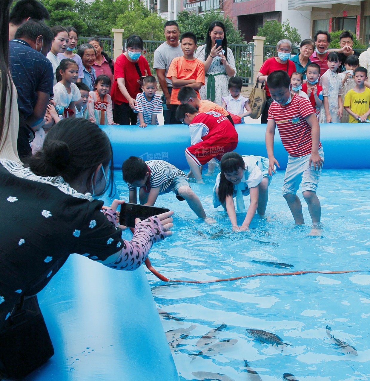 花畔里端午活动第一天 人气爆棚,捕鱼大战 音乐盒diy持续进行中.