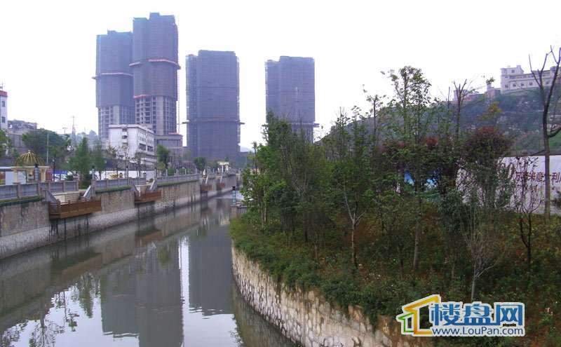 蒙特卡尼水映山城 