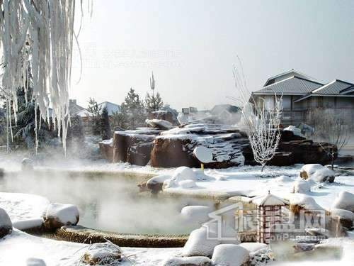 京津中央别墅区雪中温泉实景图