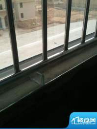 蓝星万象城窗户下贴玻璃2012.06.29