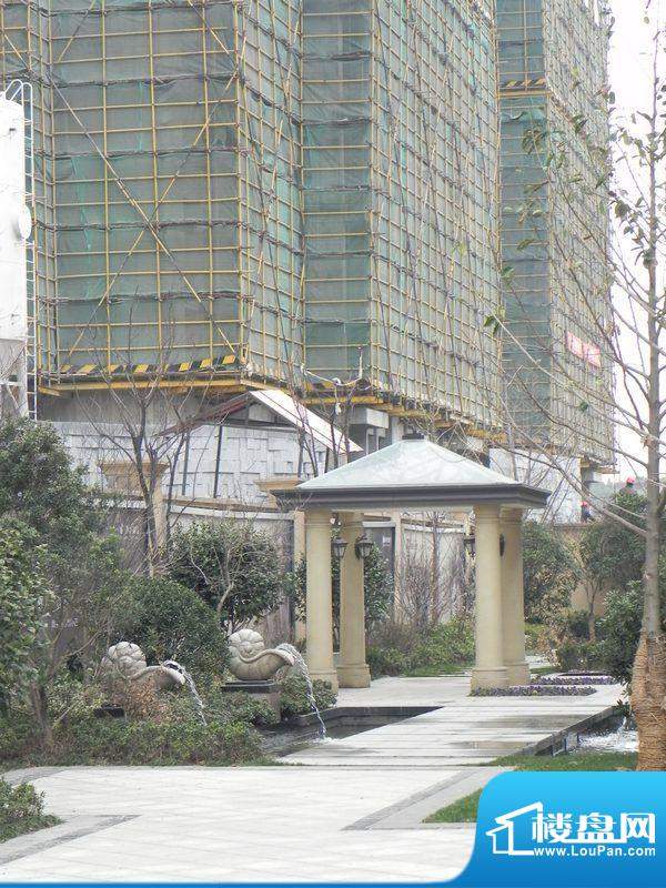 绿地新里紫峰公馆售楼处旁景观小品实景