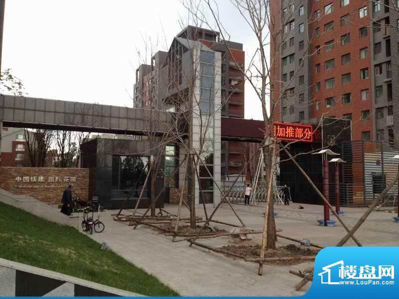 中国铁建国际花园小区入口实景图（2012