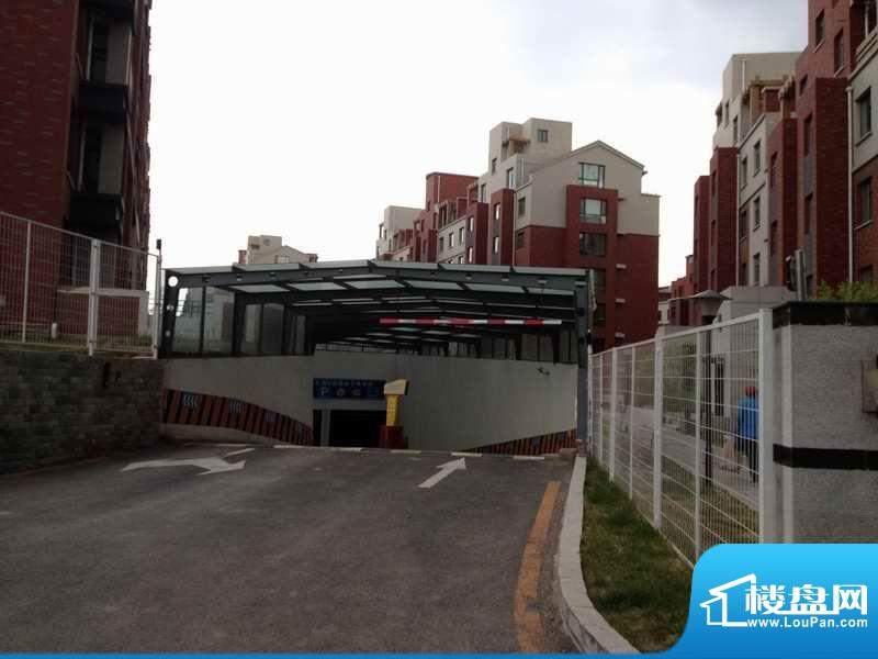 中国铁建国际花园地下停车场入口实景图