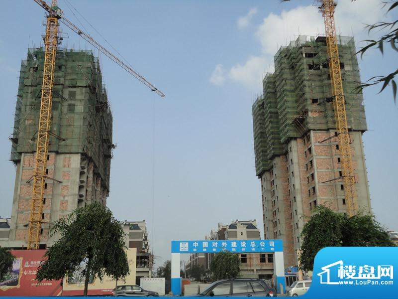 鲁辉国际城3区施工正门外景图（2010.7）