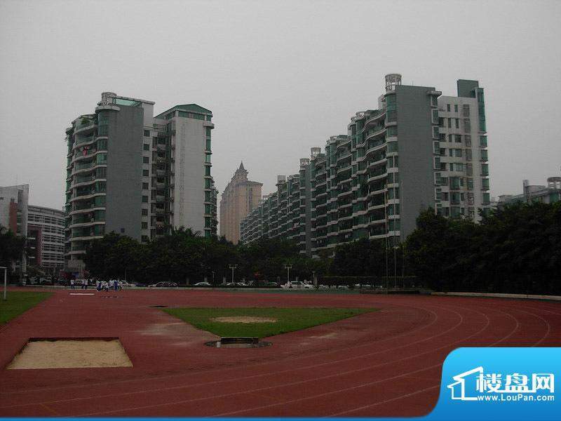 华南新城运动场外的小区（2010.5）