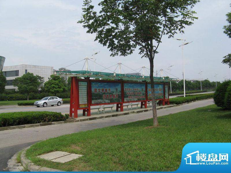 翠屏湾花园城西大门外公交站台（2010.9