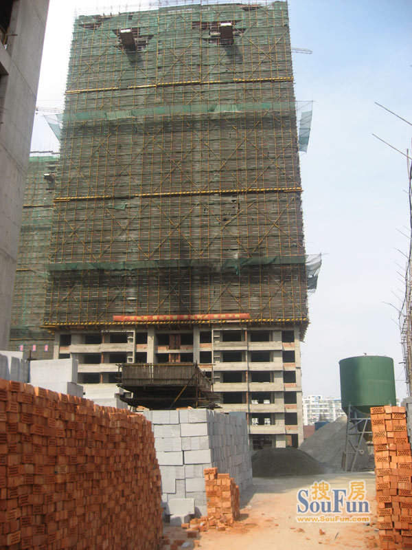 景华城3#楼已封顶（20101018）