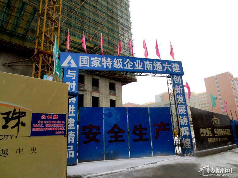 江城之珠项目施工大门实景图（2012-11-13）