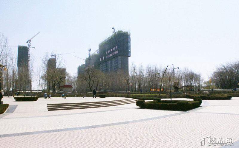 天悦项目周边休闲广场（2012-05-11）