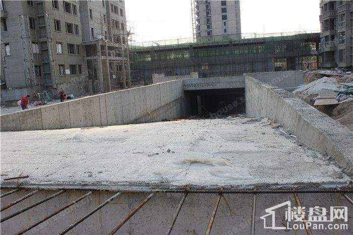 哈罗城社区实景 地下停车场建设中