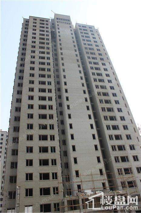 哈罗城社区实景 2#楼正在进行二次结构建设和铺管工作