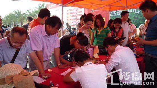 南宁恒大绿洲客户正在签协议实景图（摄于2014-10）