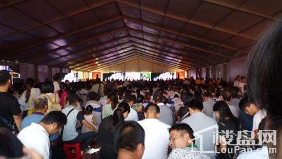 南宁恒大绿洲开盘当日4000个席位无虚席还有很多人站着实景图（摄于2014-10）