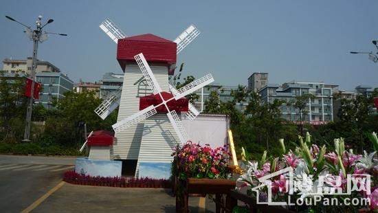南宁恒大绿洲营销中心门口的大风车（摄于2014-10-7） 