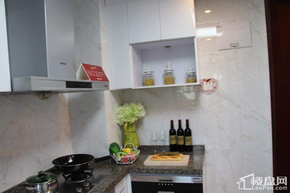 南宁恒大绿洲82㎡厨房整体展示