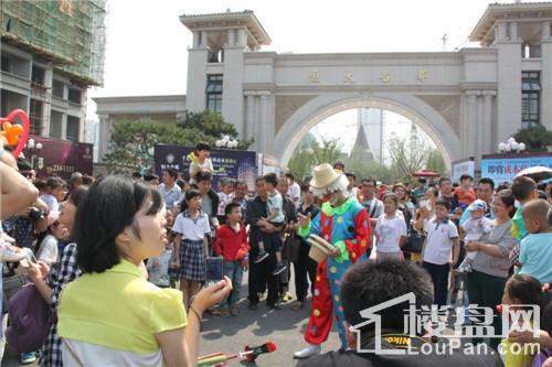 小丑杂技表演