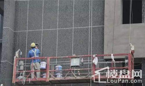 万浩金百合 工程进度 正在粉刷外墙