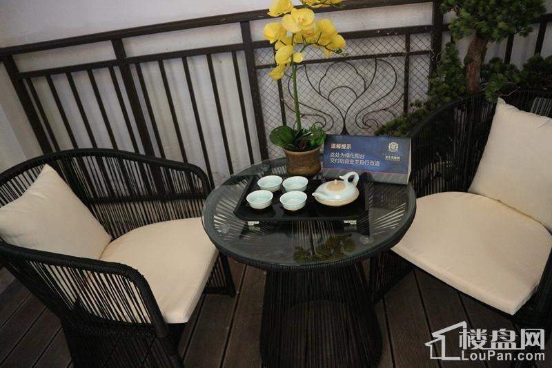 龙光玖珑湖128㎡客厅外景观阳台