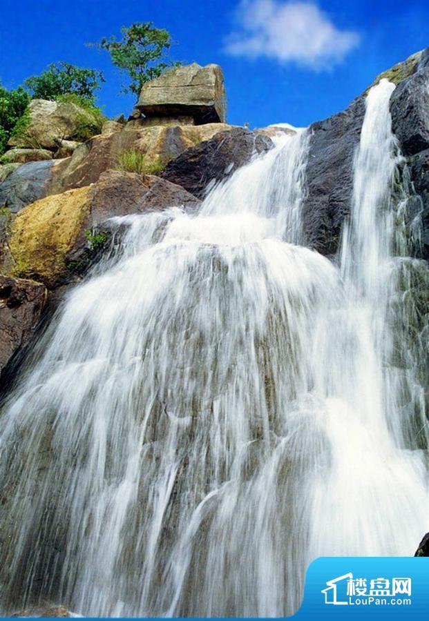 距离莲城印约3000米的三叠泉瀑布