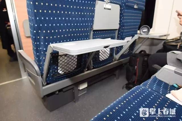 (贴心设计的小桌板)