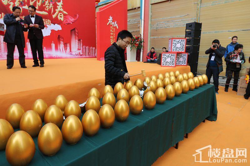 活动现场共设置3轮抽奖,共抽取50名幸运业主.