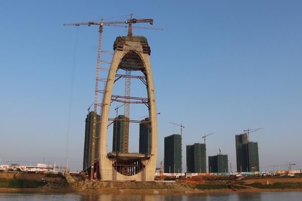 青山大桥主塔高度达137米
