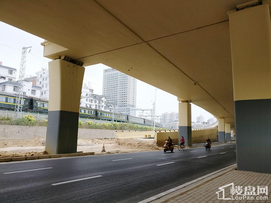 園湖北路旁有南寧市直屬機關保育院,望仙坡小區,官塘小區等幾個人流