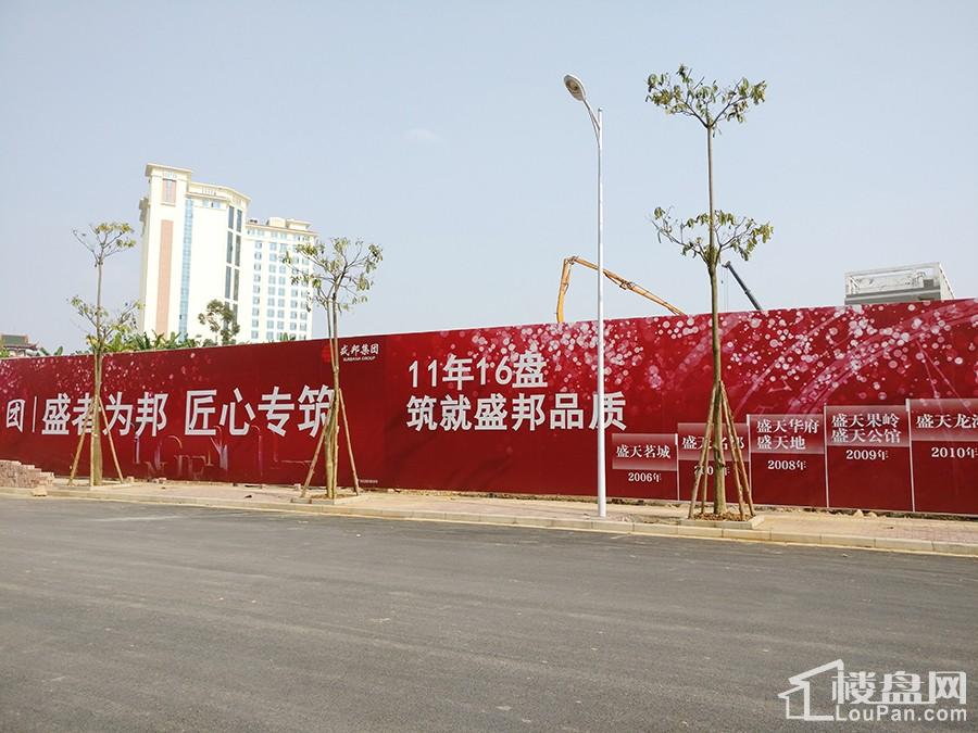 地块已开始进行围挡施工,红色的围挡在路边十分显眼,这也是相思湖版块