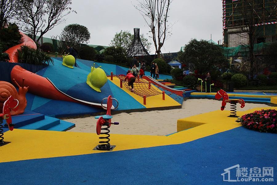 彰泰红项目内儿童乐园（摄于2017-8）