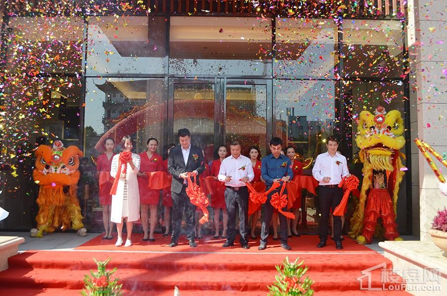 现场领导嘉宾共同为西城1号营销中心剪彩