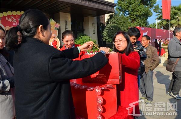 业主签到,领取礼品!