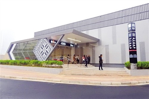 2号线地铁站出入口既具有现代气息,又有民族特色