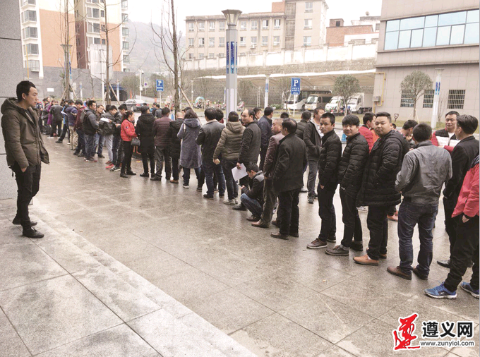 在网上疯传,司机扎堆到全市各地的交警大队(含市公安交通管理局驾驶证