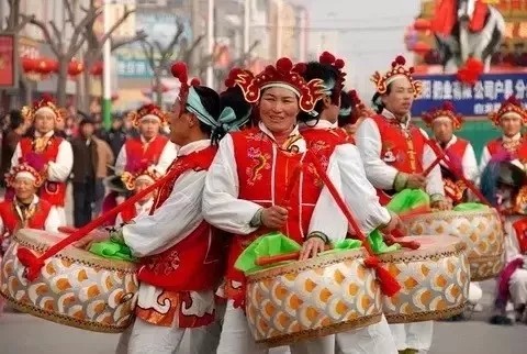 引錢龍 我國一些地區過春龍節,用灶煙在地面上畫一條龍,俗稱