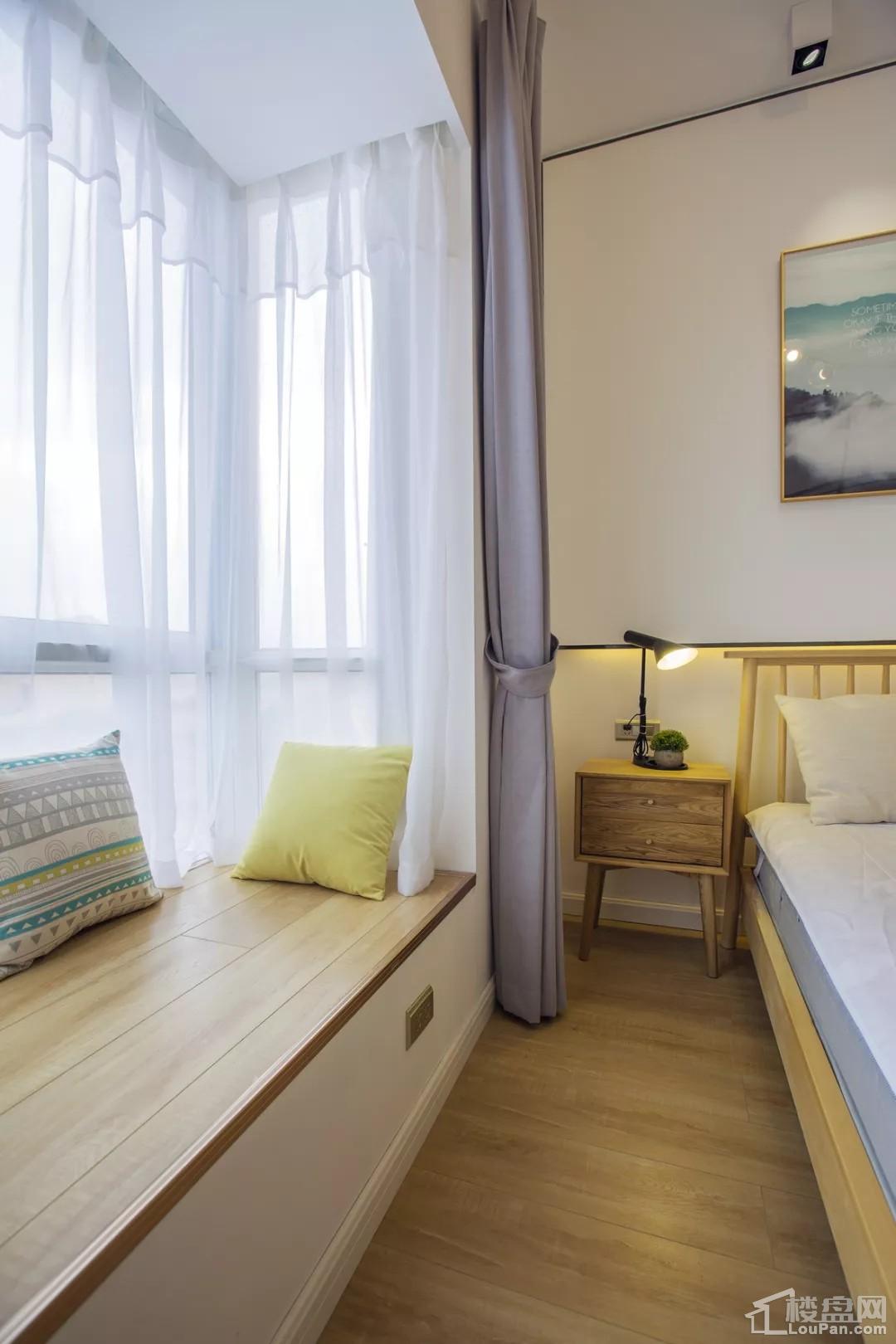 白色的薄纱窗帘搭配淡紫色的窗帘,配合得恰到好处,尽显优雅高贵肢色