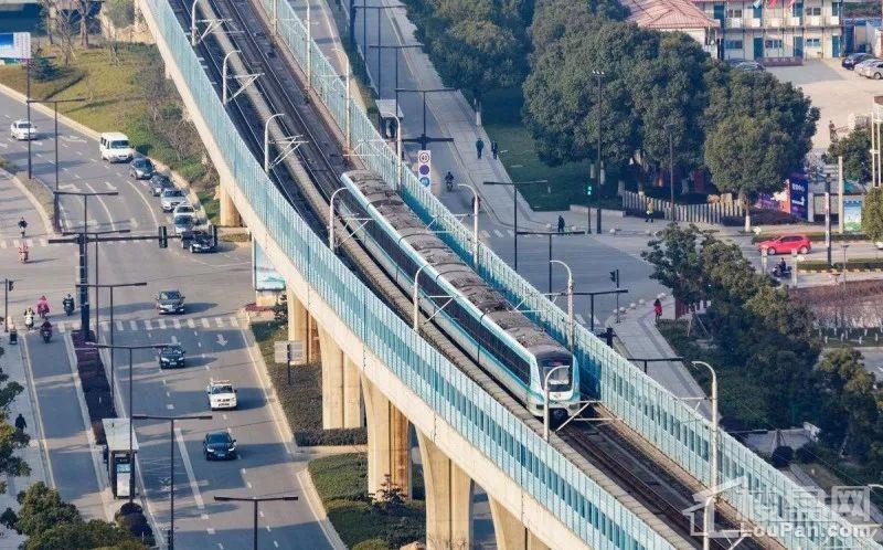轨道延伸之处的大规模市政配套设施建设同样,轻轨也更符合绿色交通的