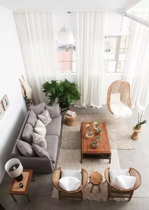 还可以采用这种摆放布局,将两个单人沙发与条型沙发相对放置,会让房间