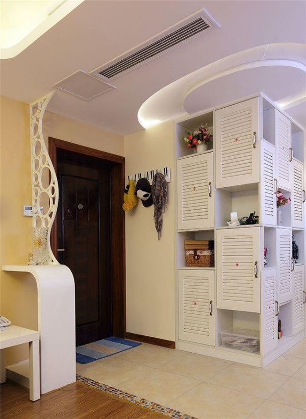 门已经是靠墙的,那就试着在墙面上掏出一个鞋柜看看(前提是墙能掏)