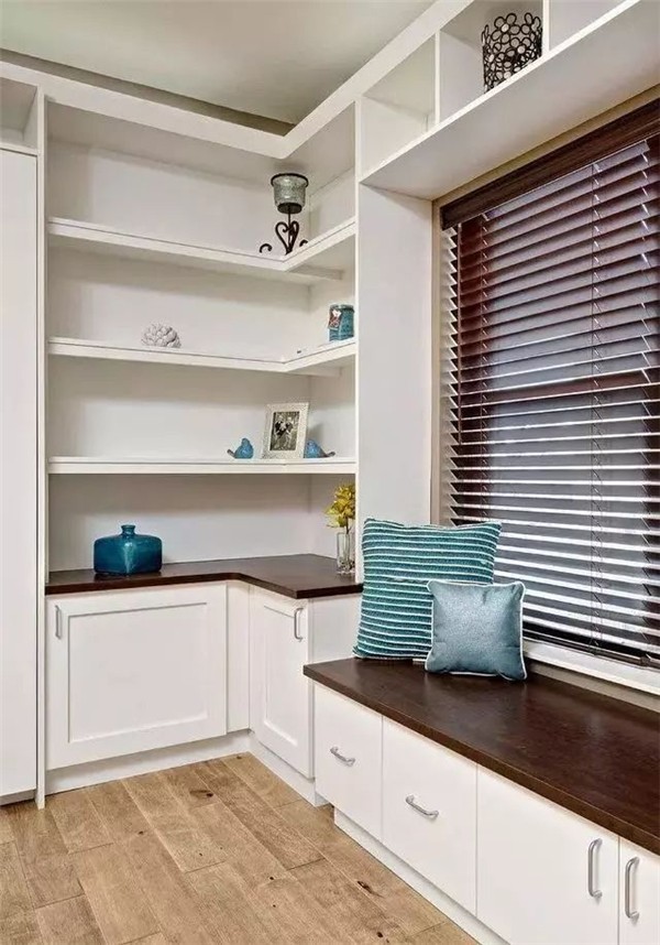 1﹐面积都不浪费,美观又实用 特意将一处墙角设计成了孩子们的读书角