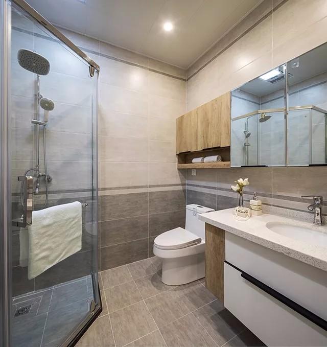 最后我们就来看看卫生间，干湿分离的设计让我们早上不用抢时间，也更方便打理和保持室内整洁。搭配素雅的地砖，让人可以充分享受沐浴的快感。